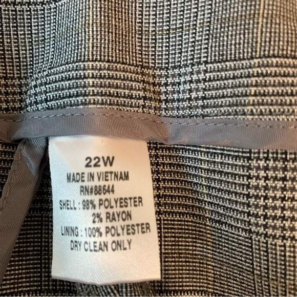 PLUS SIZE Emily 2 piece women’s pant suit. Size 22 - Picture 5 of 6